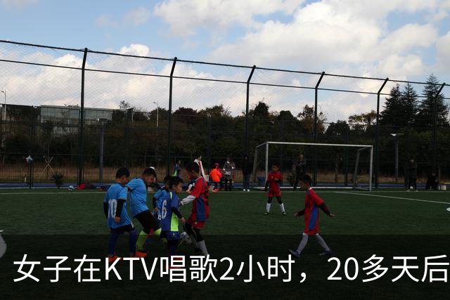 女子在KTV唱歌2小时，20多天后发现自己和朋友的3台手机拍照均出现紫色斑点，质疑镜头被氛围灯灼伤，店家：无法确定与包房